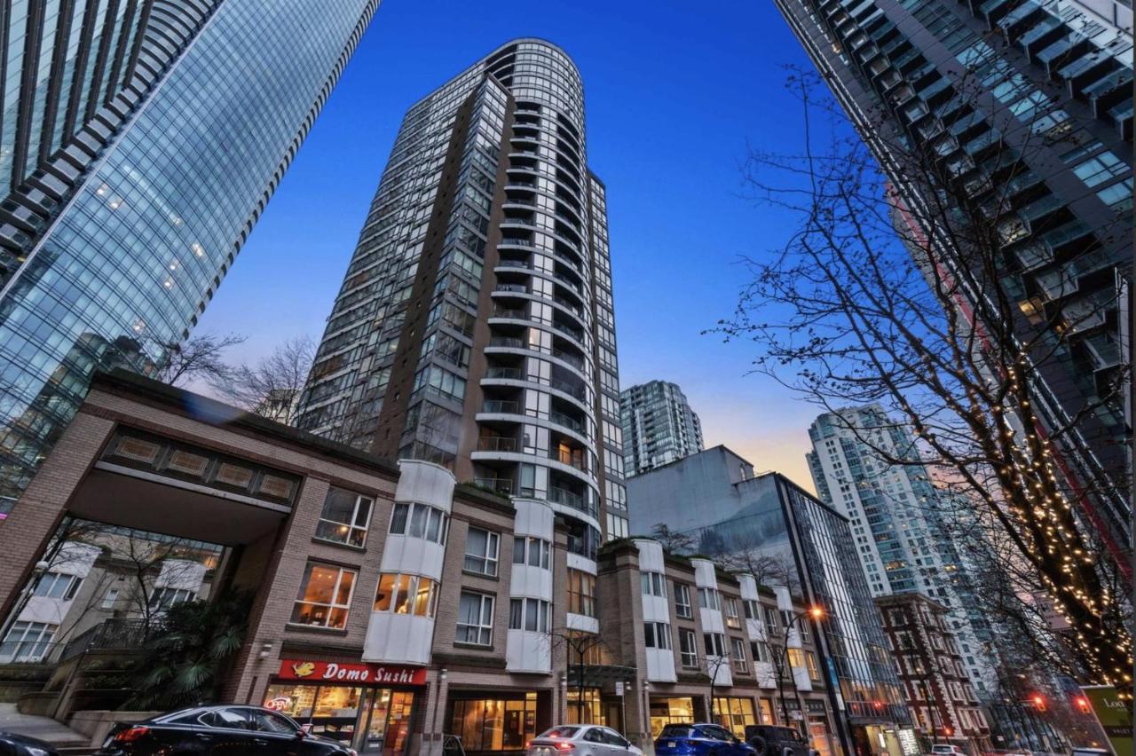 Robson & Granville Luxury Suite Vancouver Bagian luar foto