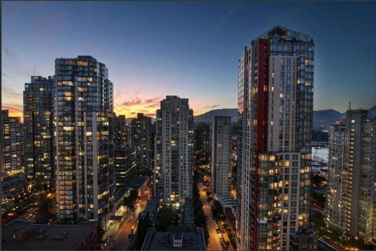 Robson & Granville Luxury Suite Vancouver Bagian luar foto