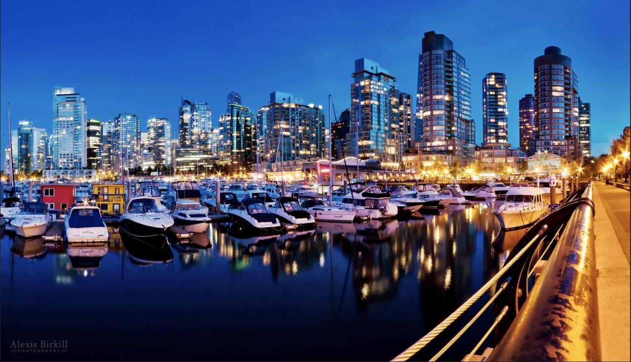 Robson & Granville Luxury Suite Vancouver Bagian luar foto