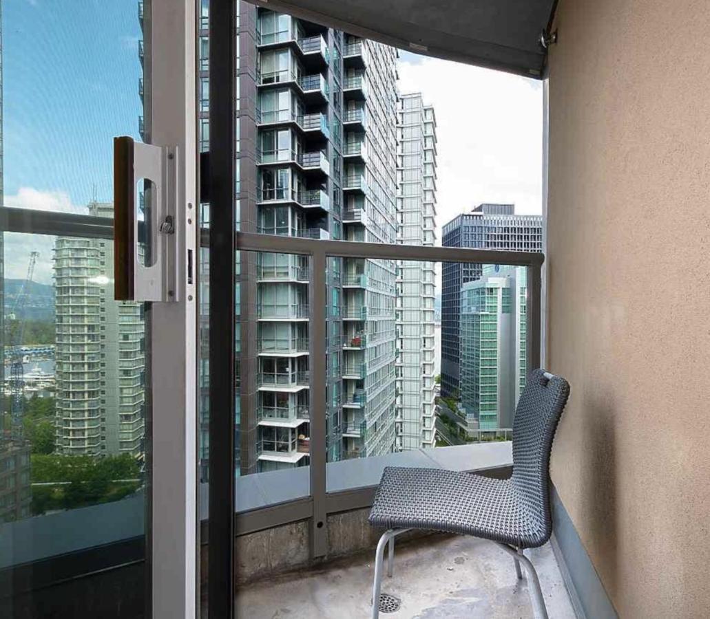 Robson & Granville Luxury Suite Vancouver Bagian luar foto