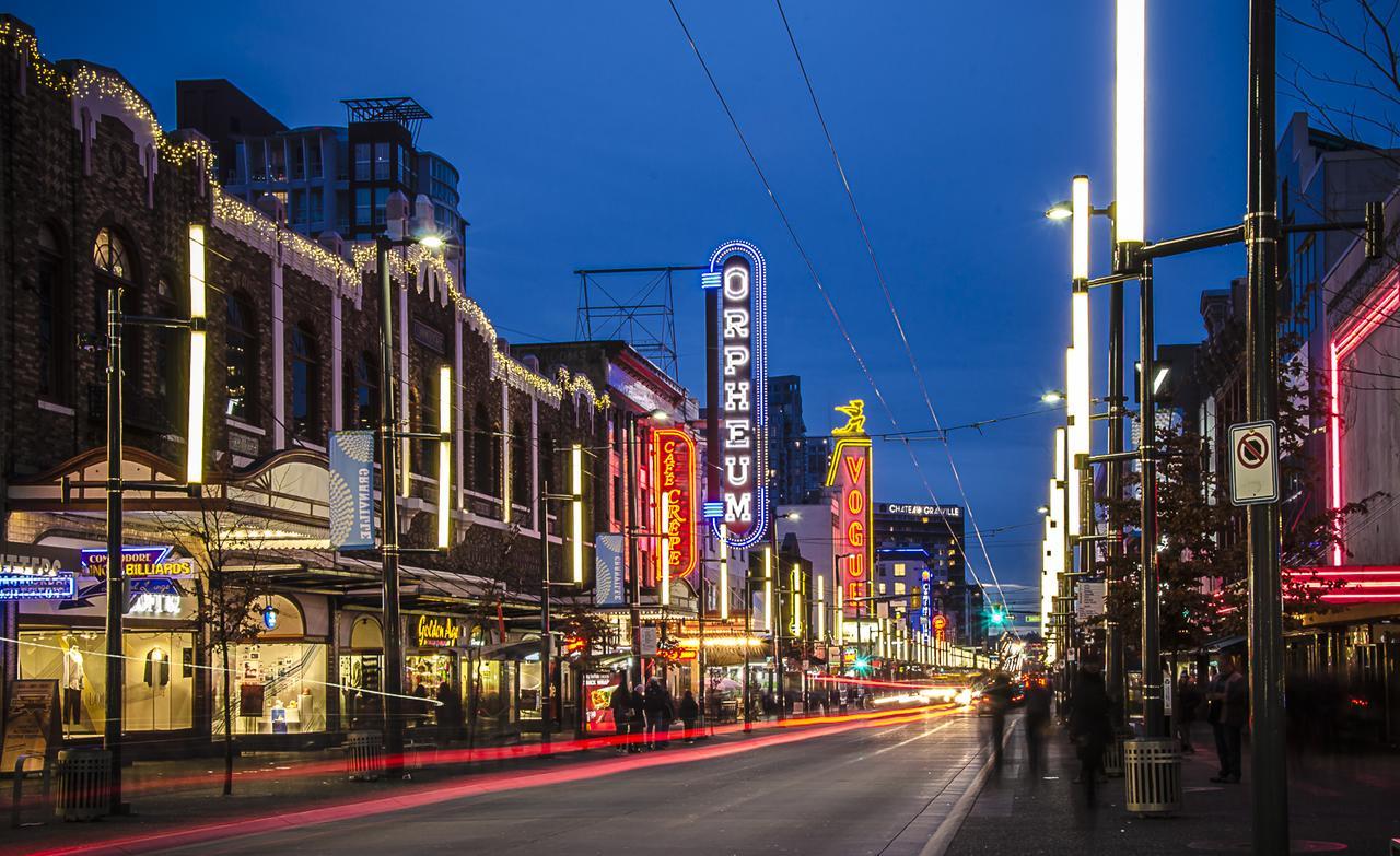 Robson & Granville Luxury Suite Vancouver Bagian luar foto